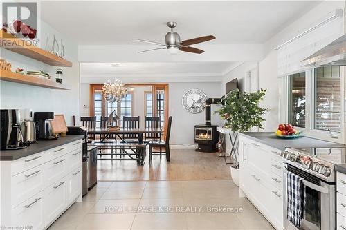 537 Sandy Bay Road Road S, Haldimand County, ON - Indoor Photo Showing Kitchen With Upgraded Kitchen