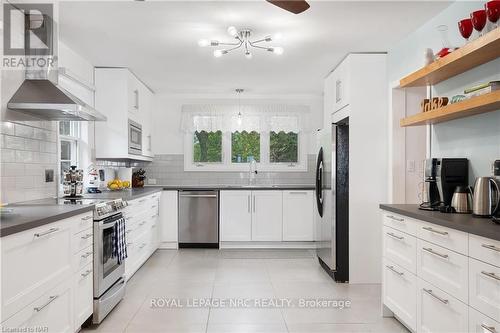 537 Sandy Bay Road Road S, Haldimand County, ON - Indoor Photo Showing Kitchen With Stainless Steel Kitchen With Upgraded Kitchen