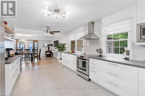 537 Sandy Bay Road Road S, Haldimand County, ON - Indoor Photo Showing Kitchen With Upgraded Kitchen