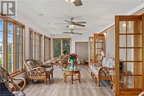 537 Sandy Bay Road Road S, Haldimand County, ON - Indoor Photo Showing Living Room