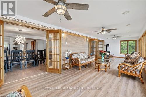 537 Sandy Bay Road Road S, Haldimand County, ON - Indoor Photo Showing Living Room