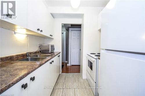 908 - 359 Geneva Street, St. Catharines (446 - Fairview), ON - Indoor Photo Showing Kitchen With Double Sink