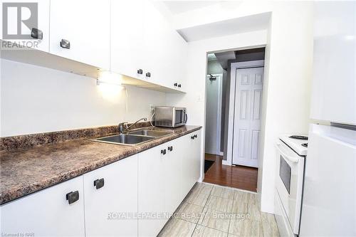 908 - 359 Geneva Street, St. Catharines (446 - Fairview), ON - Indoor Photo Showing Kitchen With Double Sink