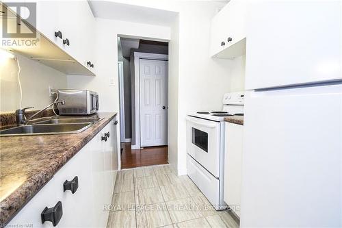 908 - 359 Geneva Street, St. Catharines (446 - Fairview), ON - Indoor Photo Showing Kitchen With Double Sink