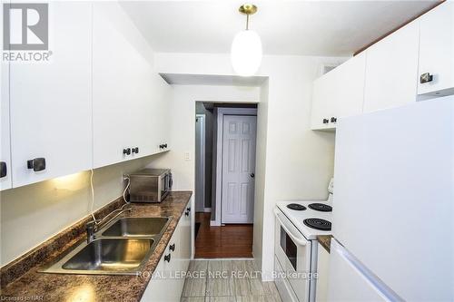 908 - 359 Geneva Street, St. Catharines (446 - Fairview), ON - Indoor Photo Showing Kitchen With Double Sink