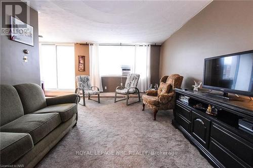 908 - 359 Geneva Street, St. Catharines (446 - Fairview), ON - Indoor Photo Showing Living Room