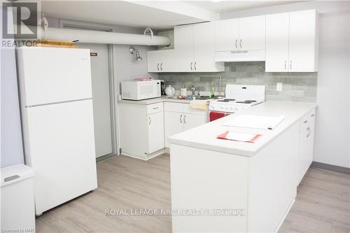 104 - 190 Hwy 20 W, Pelham (662 - Fonthill), ON - Indoor Photo Showing Kitchen