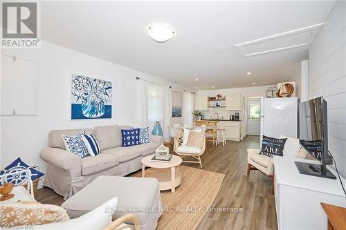 3913 Alexandra Road, Fort Erie (337 - Crystal Beach), ON - Indoor Photo Showing Living Room