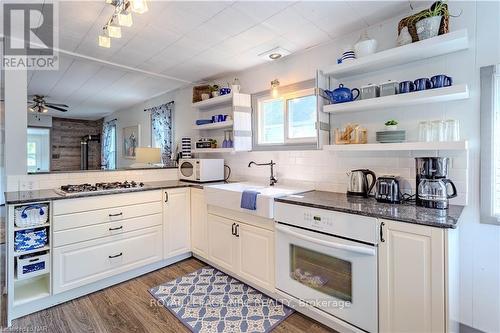 363 Helen Street, Fort Erie (337 - Crystal Beach), ON - Indoor Photo Showing Kitchen