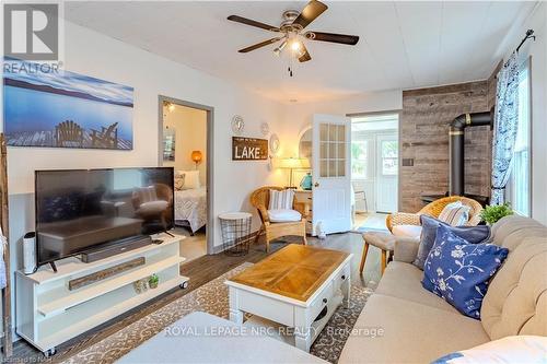 363 Helen Street, Fort Erie (337 - Crystal Beach), ON - Indoor Photo Showing Living Room