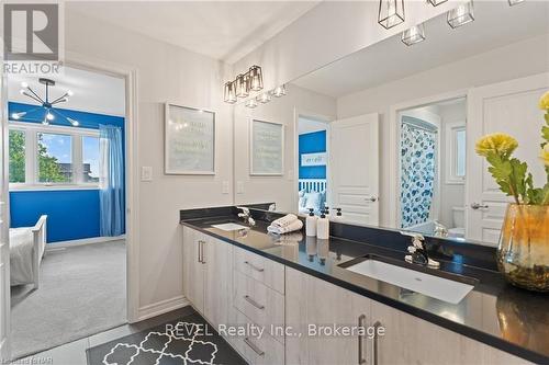 26 Crow Street Street, Welland (771 - Coyle Creek), ON - Indoor Photo Showing Bathroom