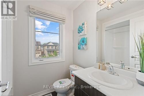 26 Crow Street Street, Welland (771 - Coyle Creek), ON - Indoor Photo Showing Bathroom