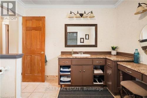 552 Fairview Road, Fort Erie (334 - Crescent Park), ON - Indoor Photo Showing Bathroom