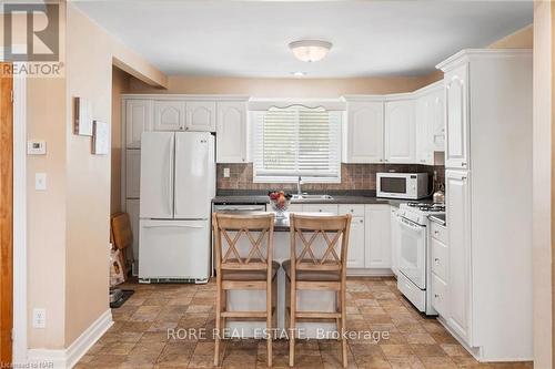 552 Fairview Road, Fort Erie (334 - Crescent Park), ON - Indoor Photo Showing Kitchen