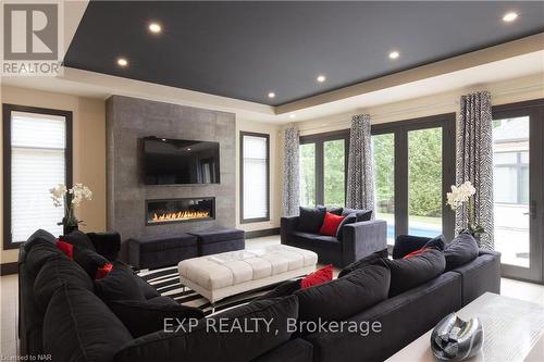 362 Niagara Boulevard, Niagara-On-The-Lake (101 - Town), ON - Indoor Photo Showing Living Room With Fireplace