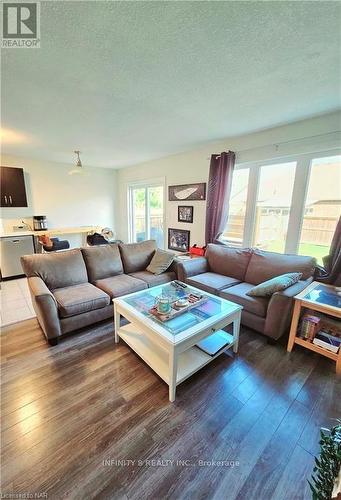 100 Roselawn Crescent, Welland (771 - Coyle Creek), ON - Indoor Photo Showing Living Room