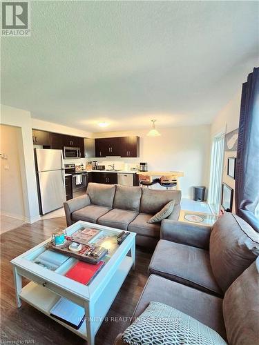 100 Roselawn Crescent, Welland (771 - Coyle Creek), ON - Indoor Photo Showing Living Room