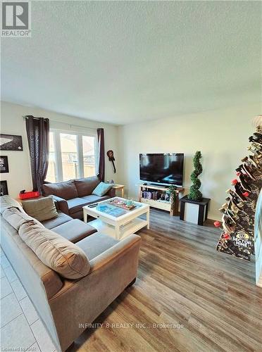 100 Roselawn Crescent, Welland (771 - Coyle Creek), ON - Indoor Photo Showing Living Room