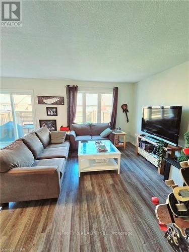 100 Roselawn Crescent, Welland (771 - Coyle Creek), ON - Indoor Photo Showing Living Room