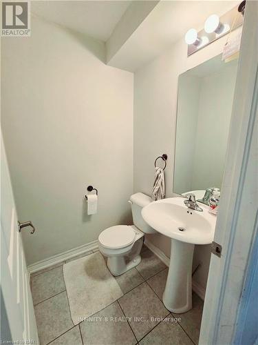 100 Roselawn Crescent, Welland (771 - Coyle Creek), ON - Indoor Photo Showing Bathroom