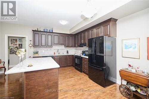 427 - 8111 Forest Glen Drive, Niagara Falls (208 - Mt. Carmel), ON - Indoor Photo Showing Kitchen