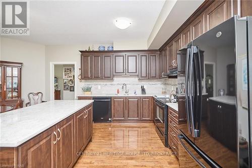 427 - 8111 Forest Glen Drive, Niagara Falls (208 - Mt. Carmel), ON - Indoor Photo Showing Kitchen With Upgraded Kitchen