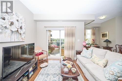 427 - 8111 Forest Glen Drive, Niagara Falls (208 - Mt. Carmel), ON - Indoor Photo Showing Living Room