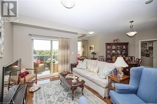 427 - 8111 Forest Glen Drive, Niagara Falls (208 - Mt. Carmel), ON - Indoor Photo Showing Living Room