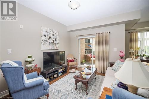 427 - 8111 Forest Glen Drive, Niagara Falls (208 - Mt. Carmel), ON - Indoor Photo Showing Living Room