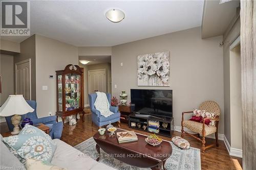 427 - 8111 Forest Glen Drive, Niagara Falls (208 - Mt. Carmel), ON - Indoor Photo Showing Living Room