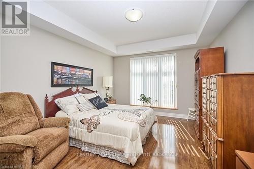 427 - 8111 Forest Glen Drive, Niagara Falls (208 - Mt. Carmel), ON - Indoor Photo Showing Bedroom