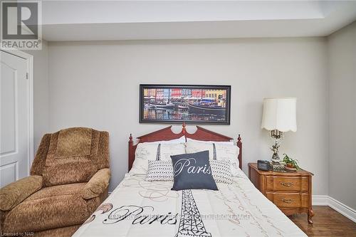 427 - 8111 Forest Glen Drive, Niagara Falls (208 - Mt. Carmel), ON - Indoor Photo Showing Bedroom