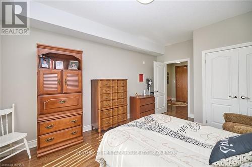 427 - 8111 Forest Glen Drive, Niagara Falls (208 - Mt. Carmel), ON - Indoor Photo Showing Bedroom