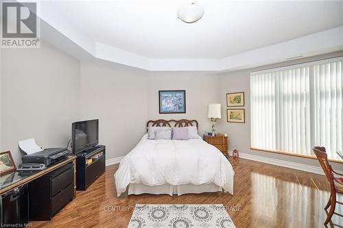 427 - 8111 Forest Glen Drive, Niagara Falls (208 - Mt. Carmel), ON - Indoor Photo Showing Bedroom