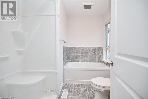 3245 Dominion Road, Fort Erie (335 - Ridgeway), ON - Indoor Photo Showing Bathroom