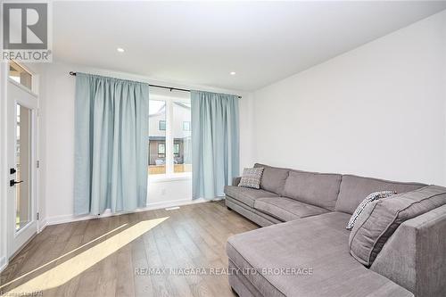 3924 Mitchell Crescent, Fort Erie (327 - Black Creek), ON - Indoor Photo Showing Living Room