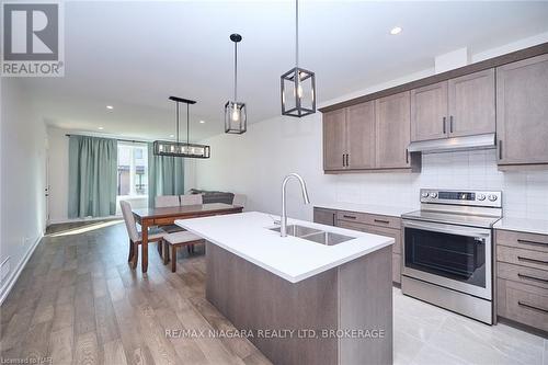 3924 Mitchell Crescent, Fort Erie (327 - Black Creek), ON - Indoor Photo Showing Kitchen With Double Sink With Upgraded Kitchen