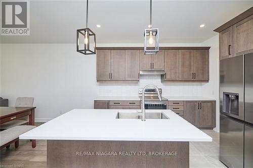 3924 Mitchell Crescent, Fort Erie (327 - Black Creek), ON - Indoor Photo Showing Kitchen With Double Sink With Upgraded Kitchen