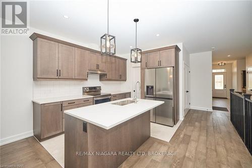 3924 Mitchell Crescent, Fort Erie (327 - Black Creek), ON - Indoor Photo Showing Kitchen With Double Sink