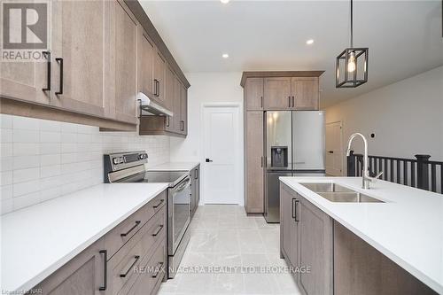 3924 Mitchell Crescent, Fort Erie (327 - Black Creek), ON - Indoor Photo Showing Kitchen With Double Sink With Upgraded Kitchen