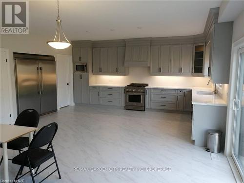 4377 Willick Road, Niagara Falls (224 - Lyons Creek), ON - Indoor Photo Showing Kitchen