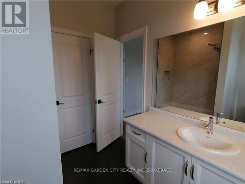 4377 Willick Road, Niagara Falls (224 - Lyons Creek), ON - Indoor Photo Showing Bathroom