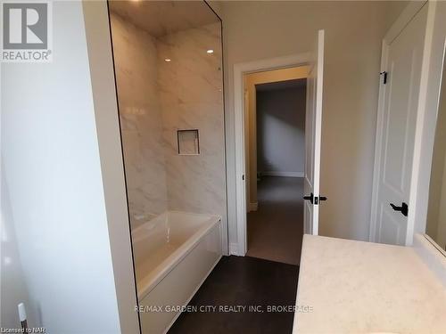 4377 Willick Road, Niagara Falls (224 - Lyons Creek), ON - Indoor Photo Showing Bathroom