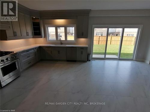 4377 Willick Road, Niagara Falls (224 - Lyons Creek), ON - Indoor Photo Showing Kitchen