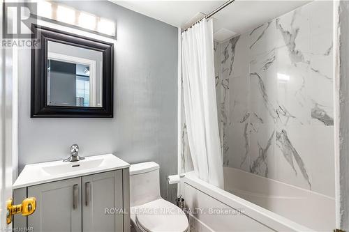 7 - 454 Carlton Street, St. Catharines (445 - Facer), ON - Indoor Photo Showing Bathroom