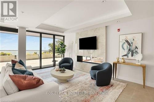 201 - 3823 Terrace Lane, Fort Erie (337 - Crystal Beach), ON - Indoor Photo Showing Living Room