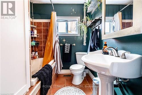 172 Barrick Road, Port Colborne (877 - Main Street), ON - Indoor Photo Showing Bathroom