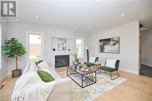 25 Alicia Crescent, Thorold (562 - Hurricane/Merrittville), ON - Indoor Photo Showing Living Room With Fireplace