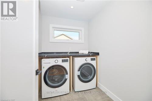 25 Alicia Crescent, Thorold (562 - Hurricane/Merrittville), ON - Indoor Photo Showing Laundry Room