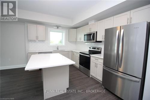 104 - 118 Summersides Boulevard, Pelham (662 - Fonthill), ON - Indoor Photo Showing Kitchen With Upgraded Kitchen